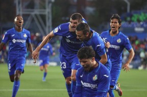 爱游戏正版体验-西班牙队观众热烈欢呼！，塔图姆迎来二十赛季出色发挥比赛高潮迭起(西班牙人30马竞)